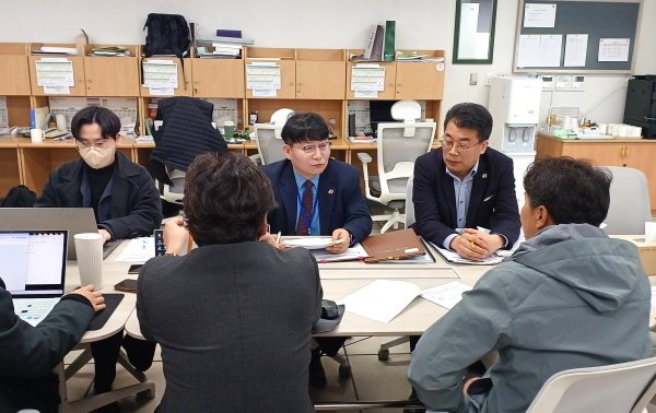 이상곤 도교육청 예산과장이 15일 전북교육청에서 2025년 1회 추가경정예산안에 대해 설명하고 있다./뉴스1 임충식 기자