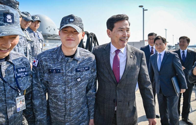 국방부장관 직무대행, 제2함대사령부서 "확고한 대비태세 유지" 강조