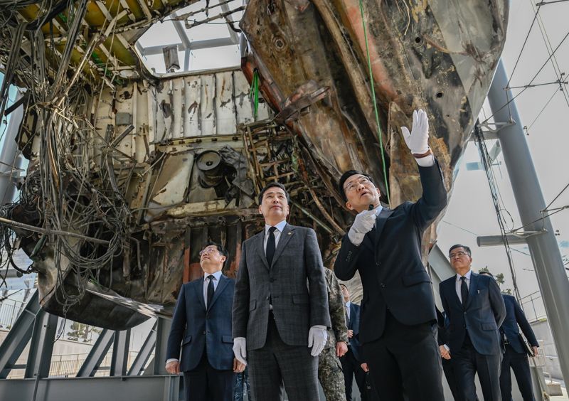 국방부장관 직무대행, 제2함대사령부서 "확고한 대비태세 유지" 강조