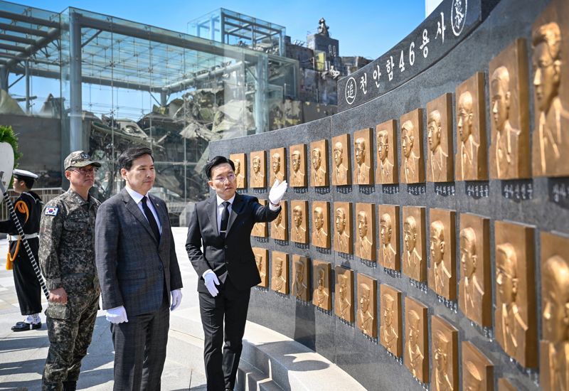 국방부장관 직무대행, 제2함대사령부서 "확고한 대비태세 유지" 강조