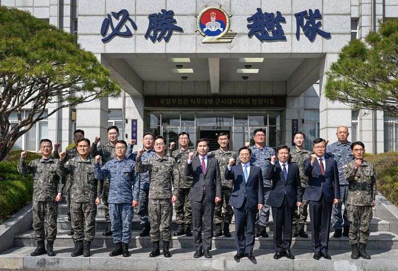 국방부장관 직무대행, 제2함대사령부서 "확고한 대비태세 유지" 강조