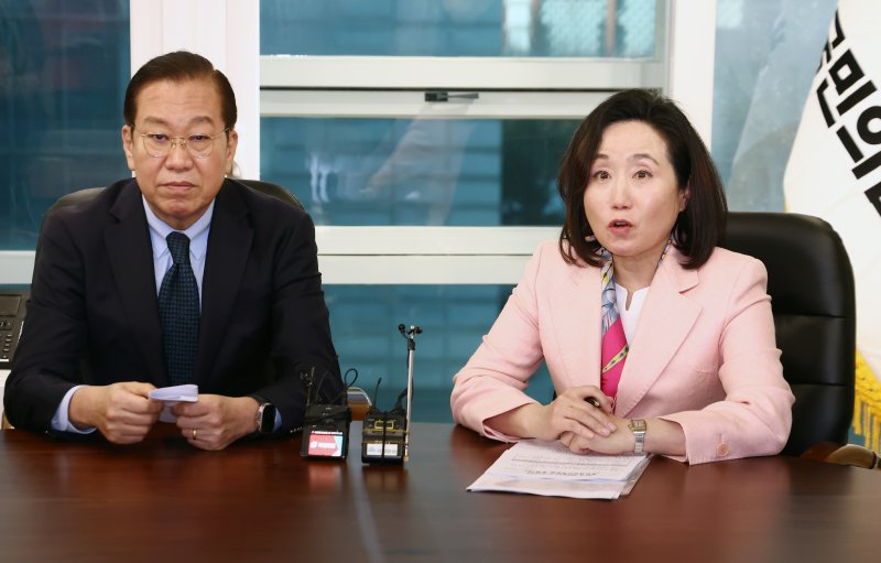 15일 오후 서울 여의도 중앙당사에서 열린 국민의힘 클린경선소위 공정경선 대책회의에서 전주혜 소위원장이 발언하고 있다. 왼쪽은 권영세 국민의힘 비상대책위원장. 2025.4.15/뉴스1 ⓒ News1 김민지 기자