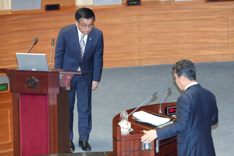 최상목 경제부총리 겸 기획재정부장관이 15일 오후 서울 여의도 국회 본회의 경제에 관한 대정부질문에서 안도걸 더불어민주당 의원 질의에 답한뒤 인사하고 있다. 2025.4.15/뉴스1 ⓒ News1 이광호 기자