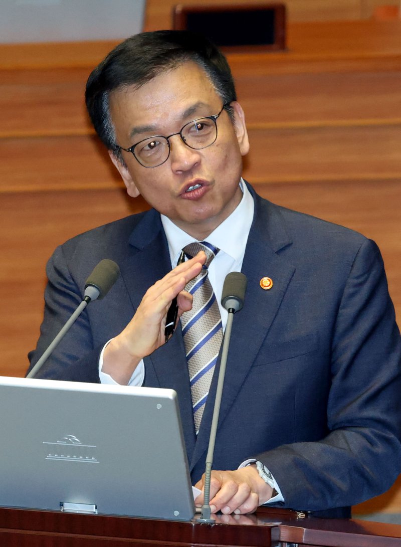 정부 추경안 놓고 정치권 격돌... "추경은 타이밍" "15조는 돼야"[추경 12조로 증액]