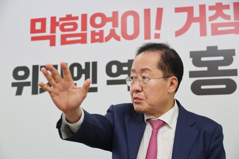 연합뉴스 취재진과 인터뷰하는 홍준표 전 대구시장 (출처=연합뉴스)