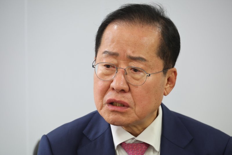연합뉴스 취재진과 인터뷰하는 홍준표 전 대구시장 (출처=연합뉴스)
