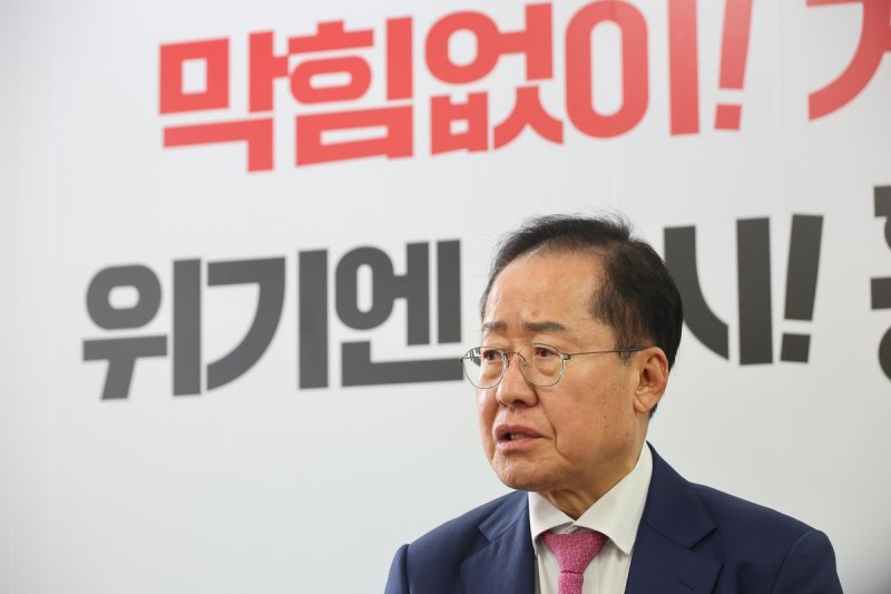 연합뉴스 취재진과 인터뷰하는 홍준표 전 대구시장 (출처=연합뉴스)