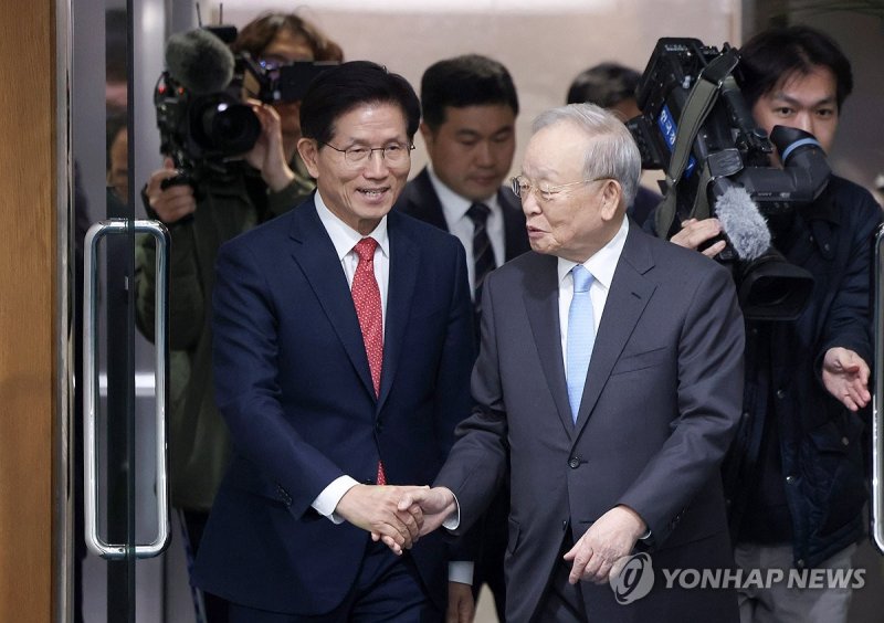 이동하는 김문수 전 장관-손경식 회장 (출처=연합뉴스)