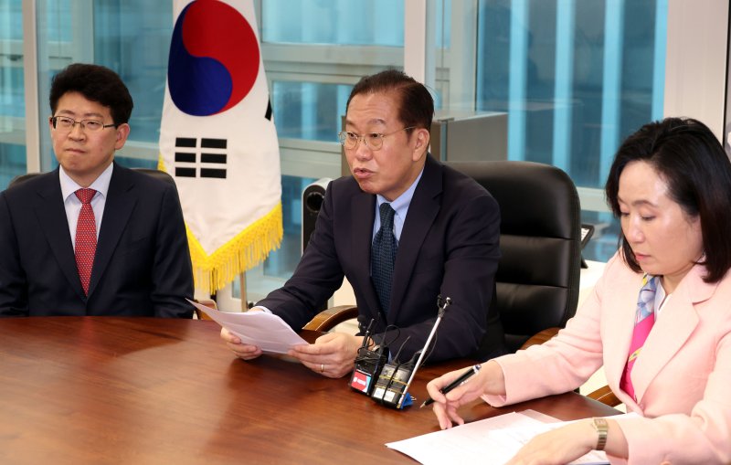 [서울=뉴시스] 조성봉 기자= 권영세 국민의힘 비상대책위원장이 15일 오후 서울 여의도 국민의힘 중앙당사에서 열린 선거관리위원회 클린경선소위 공정경선 대책회의에서 발언을 하고 있다. 2025.04.15. suncho21@newsis.com