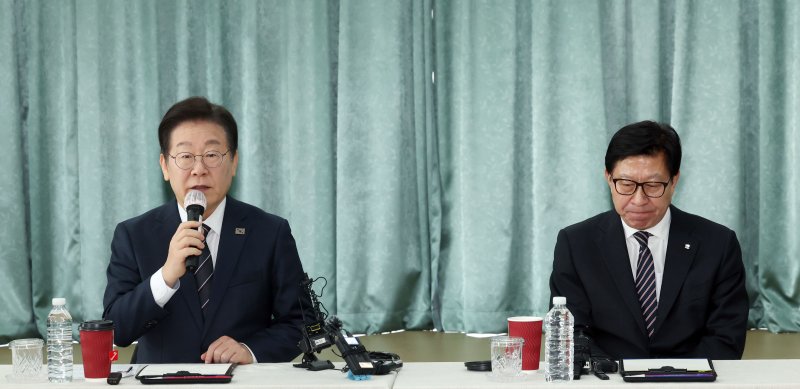 [부산=뉴시스] 하경민 기자 = 이재명 더불어민주당 대표가 6일 부산 강서구 부산항만공사 부산신항지사 부산항 홍보관을 방문, 박형준 부산시장을 만나 발언을 하고 있다. 이 자리에서 이 대표는 북극항로 개척사업 시급성을 강조한 반면 박 시장은 글로벌허브도시특별법 등 지역 현안 해결을 당부하는 등 부산 현안을 놓고 견해 차이를 보였다. 2025.03.06. yulnetphoto@newsis.com