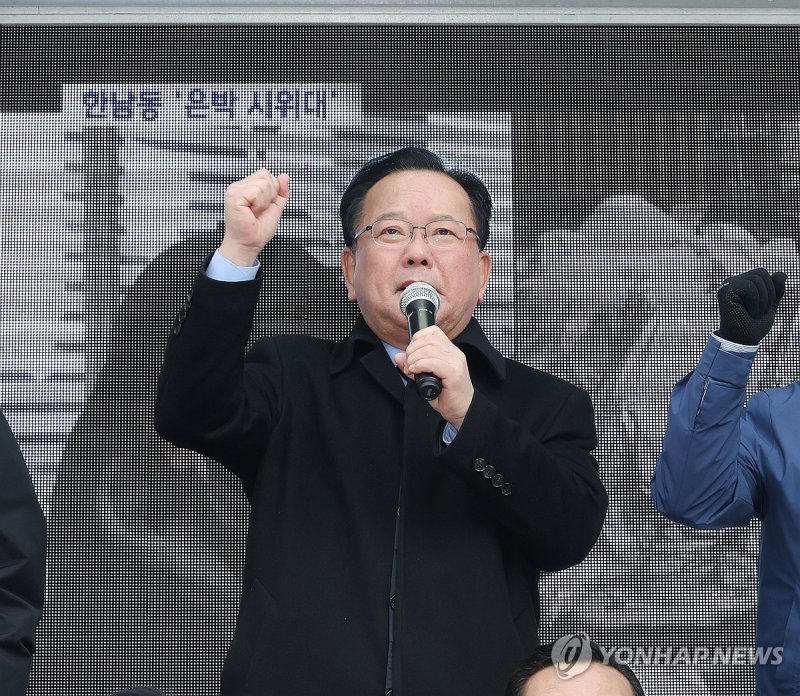 구호 외치는 김부겸 전 총리 (출처=연합뉴스)