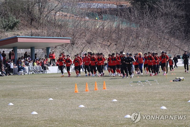 A매치 휴식기 맞아 지난 3월 강릉에서 팬들과 만난 강원FC (출처=연합뉴스)