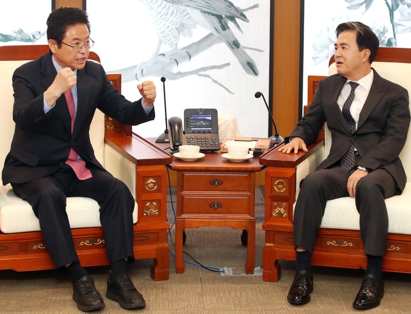 국민의힘 대선 경선 후보로 나선 이철우 경북도지사(왼쪽)가 15일 오후 충남도청을 찾아 김태흠 충남도지사와 면담하고 있다. 2025.4.15/뉴스1 ⓒ News1 공정식 기자