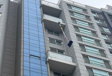 베란다에 18시간 갇힌 독거노인… 경찰관, '옷가지' 보고 구조했다