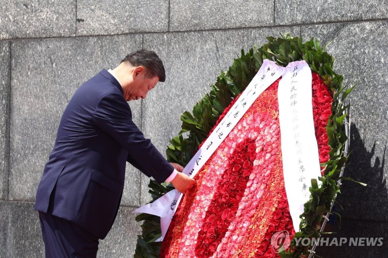 베트남 호찌민 묘소에 헌화하는 중국 시진핑 (출처=연합뉴스)