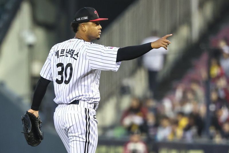 15일 서울 송파구 잠실야구장에서 열린 프로야구 '2025 신한 SOL 뱅크 KBO리그' 삼성 라이온즈와 LG 트윈스의 경기, LG 선발투수 에르난데스가 3회초를 무실점으로 막은 후 기뻐하고 있다. 2025.4.15/뉴스1 ⓒ News1 김도우 기자