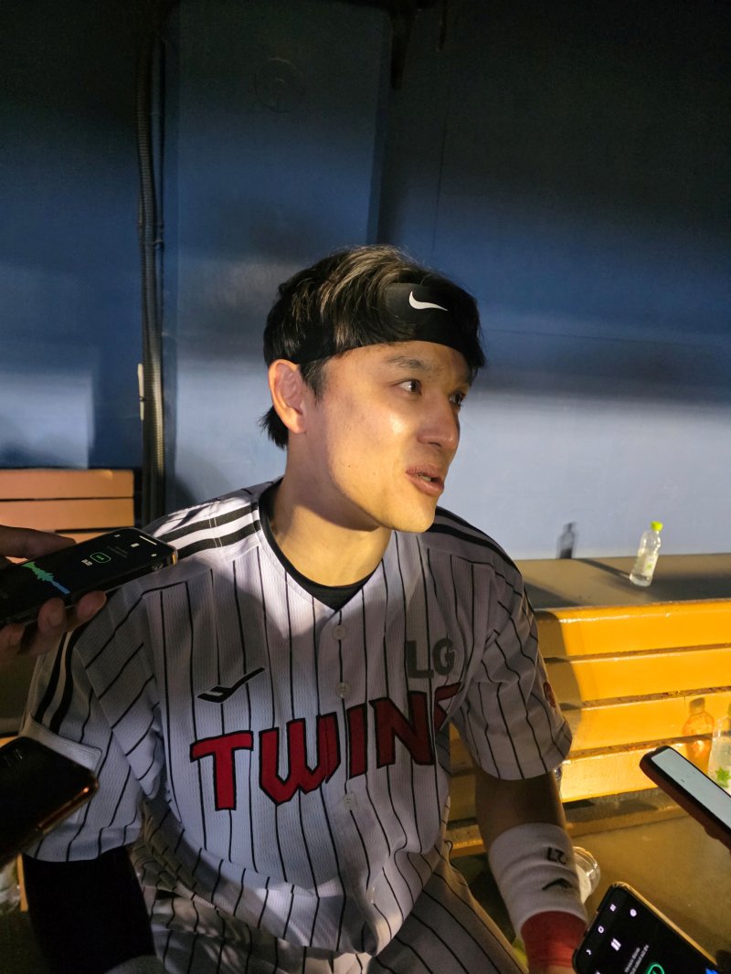[서울=뉴시스] 김희준 기자 = 프로야구 LG 트윈스의 포수 박동원이 LG가 15일 잠실구장에서 벌어진 2025 신한 쏠뱅크 KBO리그 삼성 라이온즈와의 경기에서 3-0으로 승리한 뒤 취재진과 인터뷰를 하고 있다. 2025.04.15