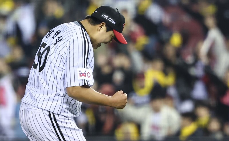 15일 서울 송파구 잠실야구장에서 열린 프로야구 '2025 신한 SOL 뱅크 KBO리그' 삼성 라이온즈와 LG 트윈스의 경기, LG 장현식이 9회초 1사 1,2루 상황에서 삼성 류지혁을 병살타 처리 후 포효하고 있다. 2025.4.15/뉴스1 ⓒ News1 김도우 기자