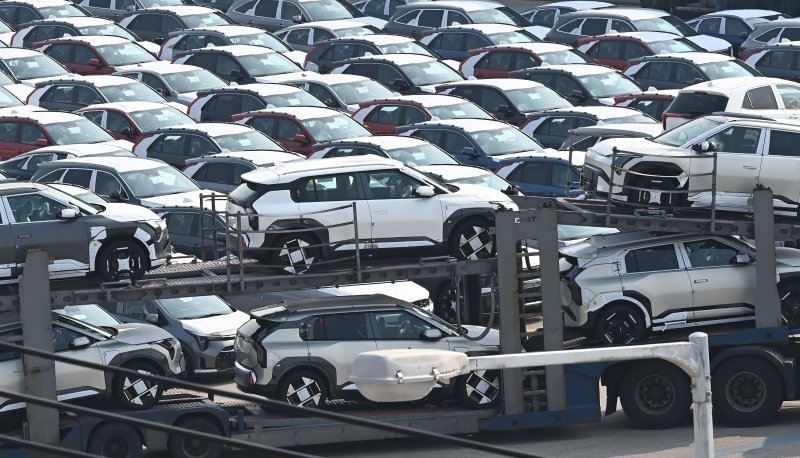 [평택=뉴시스] 김종택 기자 = 지난 3일 경기도 평택항 자동차 전용부두에 선적을 기다리는 수출용 차량이 세워져 있다. 2025.04.15. jtk@newsis.com