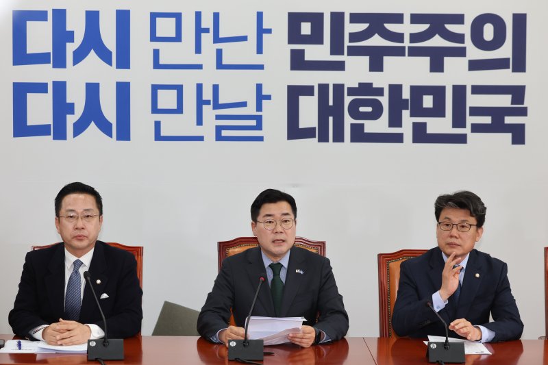 [서울=뉴시스] 권창회 기자 = 박찬대 더불어민주당 당대표 직무대행 겸 원내대표가 15일 오전 서울 여의도 국회에서 열린 원내대책회의에서 발언하고 있다. 2025.04.15. photo@newsis.com