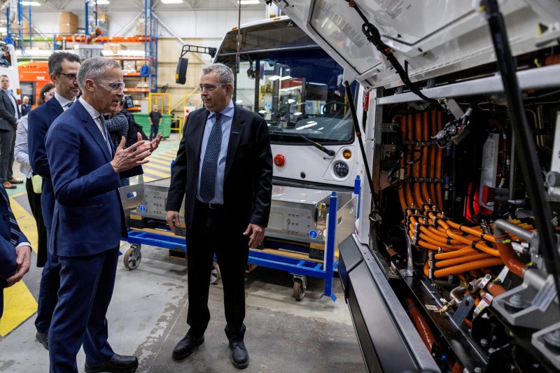 캐나다의 마크 카니 총리(오른쪽 두번째)가 지난 4월 15일 캐나다 퀘벡주 셍 듀스따슈의 버스 공장을 둘러 보고 있다.로이터연합뉴스