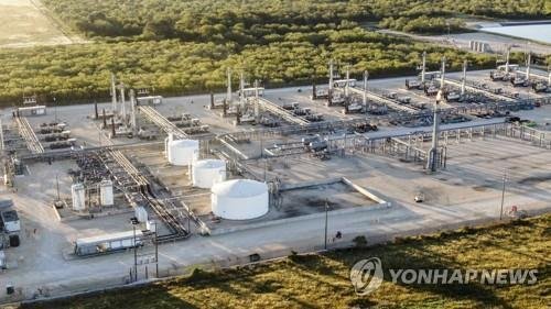 미국 텍사스주 카네스 시티 근처 시설의 석유 저장 탱크 (출처=연합뉴스)