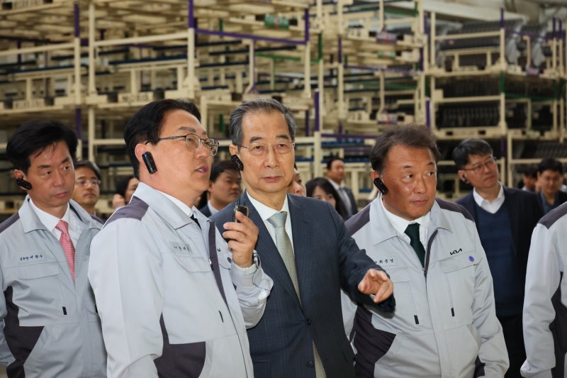 한덕수 대통령 권한대행 국무총리가 15일 광주광역시 서구 기아 오토랜드를 방문, 공장 시찰을 하고 있다. (총리실 제공, 재판매 및 DB 금지) 2025.4.15/뉴스1 ⓒ News1 임세영 기자