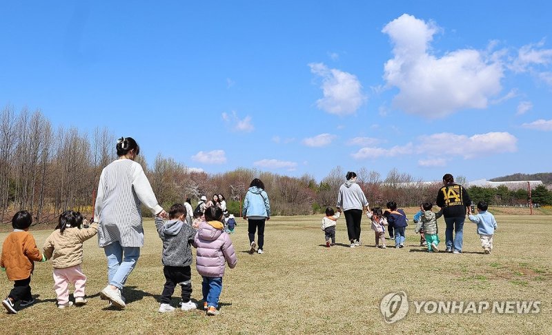 봄나들이 하나 봄 (출처=연합뉴스)