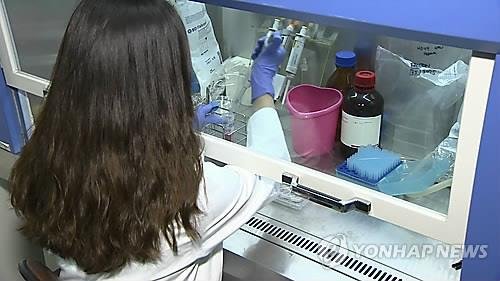 연구실에서 실험 중인 학생 (출처=연합뉴스)
