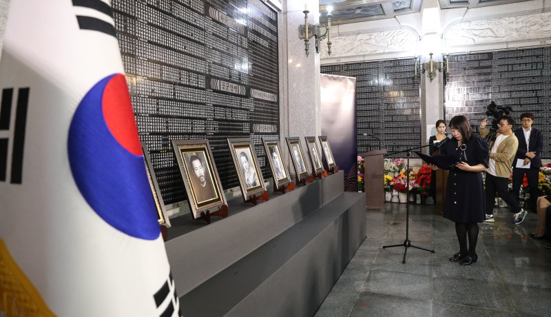 서울 동작구 국립서울현충원 위패 봉안관에서 열린 독립유공자 7명 위패 합동 봉안식에서 독립유공자 김경천의 외증손녀 김올가씨가 추모편지를 낭독하고 있다. 2024.10.17/뉴스1 ⓒ News1 이승배 기자
