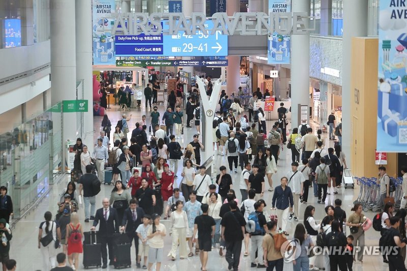 공항의 여행객들 (출처=연합뉴스)