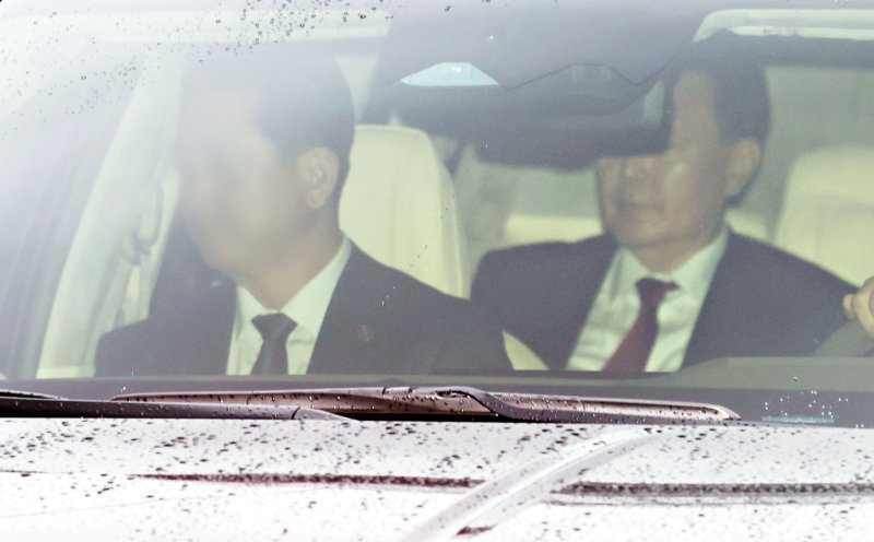 [서울=뉴시스] 이영환 기자 = 윤석열 전 대통령이 지난 14일 서울 서초구 서울중앙지방법원에서 열린 내란우두머리혐의 재판을 마친 뒤 사저로 향하고 있다. 2025.04.16. 20hwan@newsis.com