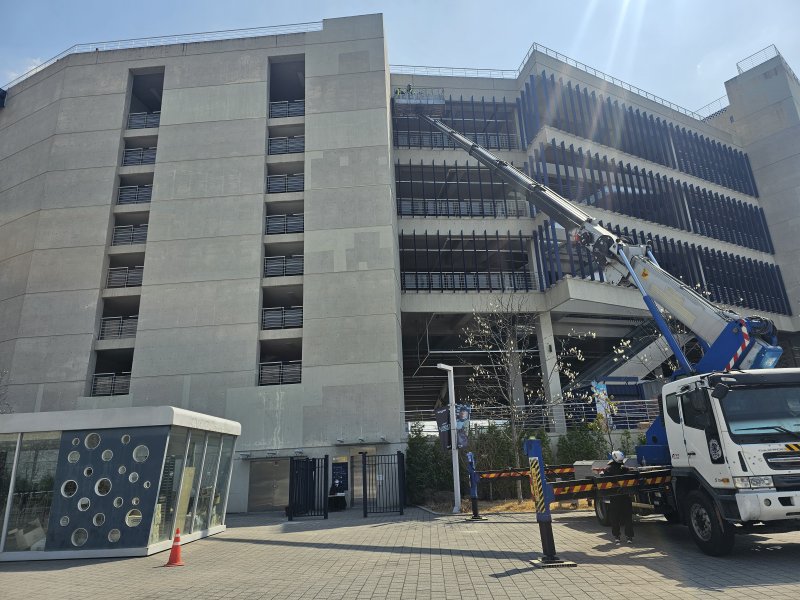 [창원=뉴시스] 강경국 기자 = 지난달 29일 창원NC파크에서 발생한 구조물 추락 사고로 20대 여성이 숨진 사건과 관련해 1일 경남 창원시 마산회원구 창원NC파크에서 안전점검 업체가 안전점검을 진행하고 있다. 2025.04.01. kgkang@newsis.com