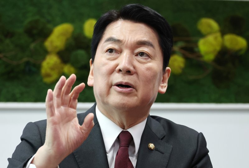 연합뉴스 취재진과 인터뷰하는 안철수 의원 (출처=연합뉴스)