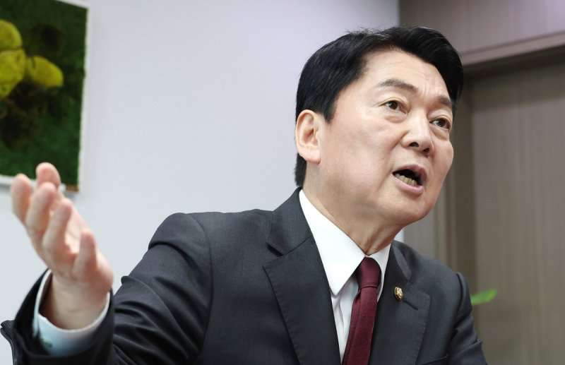연합뉴스 취재진과 인터뷰하는 안철수 의원 (출처=연합뉴스)