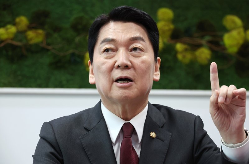 연합뉴스 취재진과 인터뷰하는 안철수 의원 (출처=연합뉴스)