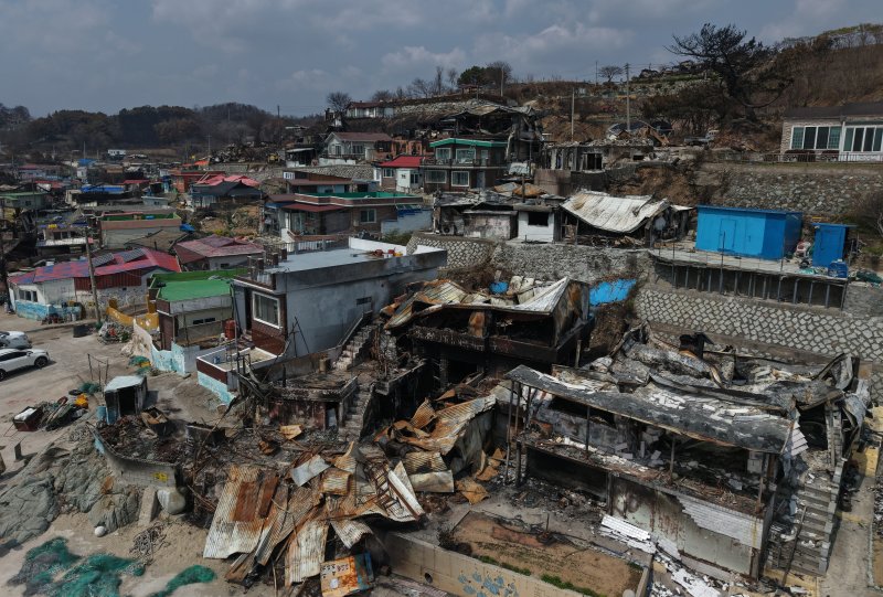 [영덕=뉴시스] 김금보 기자 = 10일 경북 영덕군 영덕읍 노물리 마을 일대 민가와 펜션 건물들이 산불에 파괴돼 있다.노물리 마을은 관광객과 낚시꾼들이 많이 찾는 해안마을로 주민들은 다가오는 여름에 일손을 놓게 됐다. 2025.04.10. kgb@newsis.com