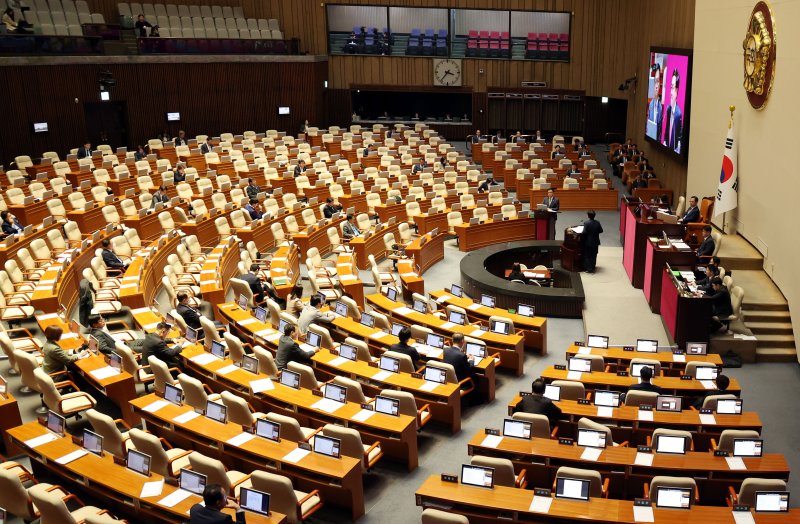 [서울=뉴시스] 조성봉 기자 = 15일 서울 여의도 국회에서 열린 제424회 국회(임시회) 제3차 본회의에서 경제분야에 대한 대정부질문이 진행되고 있는 가운데 의원들의 빈자리가 눈에 띄고 있다. 2025.04.15. suncho21@newsis.com