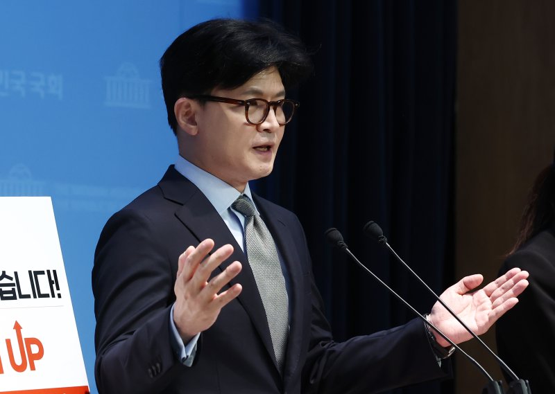 국민의힘 대선 경선에 나선 한동훈 전 대표가 15일 서울 여의도 국회 소통관에서 정책 비전을 발표하고 있다. 2025.4.15/뉴스1 ⓒ News1 김민지 기자