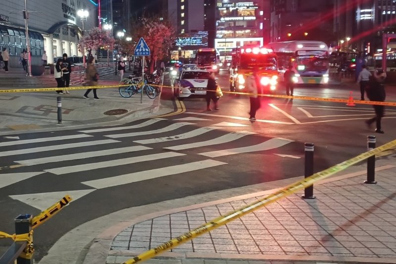 [인천=뉴시스] 지난 15일 오후 인천 부평구 부평역 인근 횡단보도에서 가로 5m, 깊이 10㎝ 규모의 싱크홀이 발생했다. (사진=인천소방본부 제공) 2025.04.16. photo@newsis.com *재판매 및 DB 금지