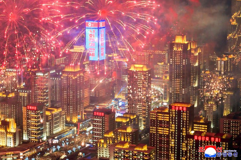 북한 평양 '뉴타운' 화성지구 3단계 준공 야간 축제 모습.조선중앙통신,연합뉴스