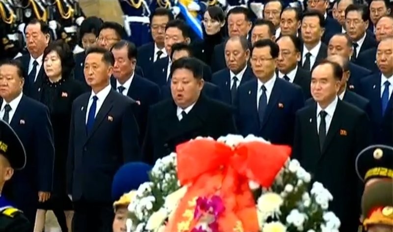 [서울=뉴시스] 북한 조선중앙TV는 김정은 국무위원장이 지난해 12월 17일 김정일 국방위원장 사망 13주기를 맞아 금수산태양궁전을 참배했다고 이튿날 보도했다. (사진=조선중앙TV 캡쳐) 2025.04.16. photo@newsis.com *재판매 및 DB 금지