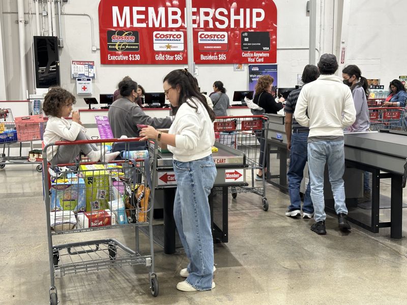 미국 캘리포니아주 산타클라라 지역의 한 코스트코 매장에서 소비자들이 계산대 앞에 서있다. 사진=홍창기 기자