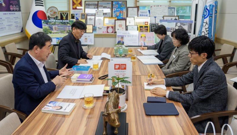 충북 증평군은 이재영 군수가 입시·교육 전문가 심정섭 더나음연구소장과 만나 '미래지향적 교육도시 증평' 실현을 위한 비전과 전략을 공유했다.(증평군 제공)/뉴스1
