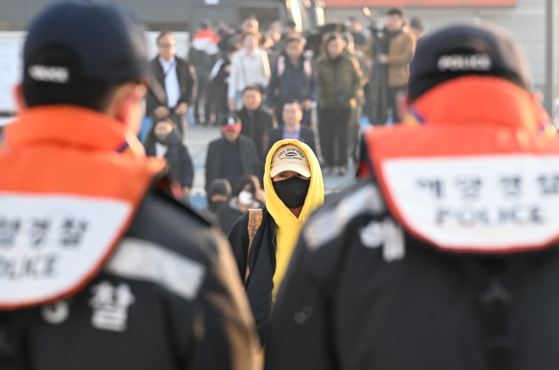 [목포=뉴시스] 김혜인 기자 = 세월호 참사 11주기인 16일 오전 전남 목포시 해경 전용 부두에서 선상추모식에 참여하는 0416단원고가족협의회 세월호 유족이 함정으로 향하고 있다. 2024.04.16. hyein0342@newsis.com