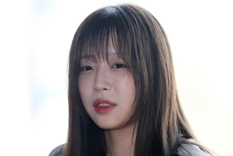 강남경찰서 향하며 취재진 질문에 답하는 쯔양. 연합뉴스