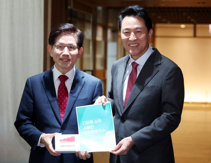오세훈 서울시장과 국민의힘 소속으로 대선 출마를 선언한 김문수 전 고용노동부 장관이 16일 오전 서울 중구 서울시청에서 조찬 회동을 한 후 기념촬영을 하고 있다. 뉴시스