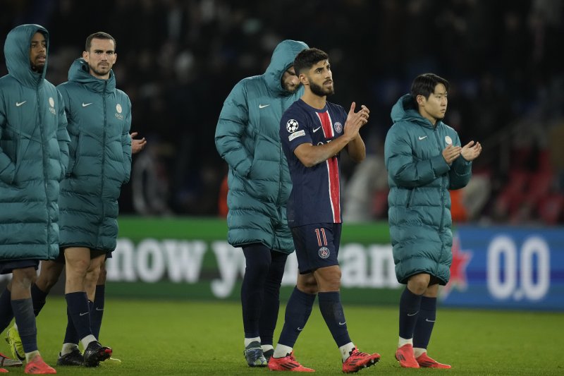 [파리=AP/뉴시스] 파리 생제르맹(PSG)의 이강인(오른쪽)이 22일(현지시각) 프랑스 파리의 파르크 데 프랭스에서 열린 2024-25 유럽축구연맹(UEFA) 챔피언스리그(UCL) 리그 페이즈 3차전 PSV 에인트호번(네덜란드)과 경기를 무승부로 마친 후 동료들과 함께 팬들에게 인사하고 있다. 이강인은 68분을 뛰었고 팀은 1-1 무승부를 기록했다. 2024.10.23.