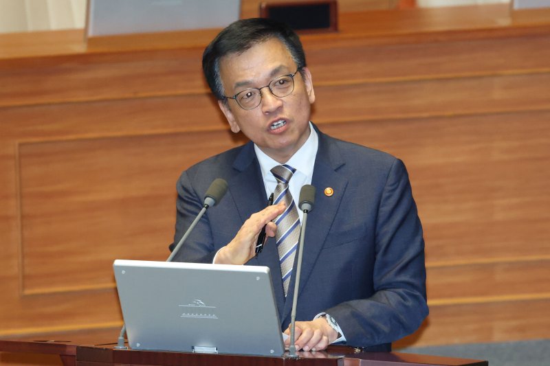 최상목 경제부총리 겸 기획재정부장관이 15일 오후 서울 여의도 국회 본회의 경제에 관한 대정부질문에서 안도걸 더불어민주당 의원 질의에 답하고 있다. 2025.4.15/뉴스1 ⓒ News1 이광호 기자