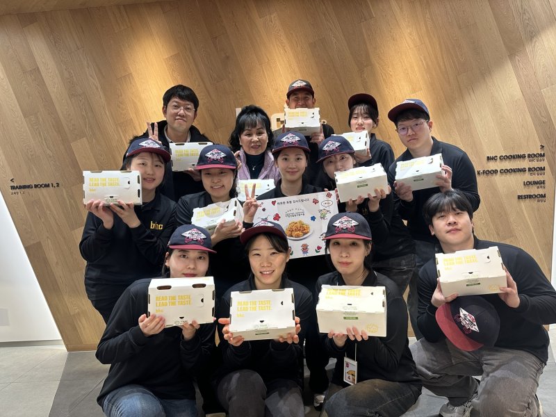 다이닝브랜즈그룹 공채 신입사원이 사회복지시설 관계자에게 치킨을 기부하고 기념사진을 찍는 모습.(사진=다이닝브랜즈그룹 제공) *재판매 및 DB 금지